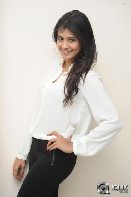 Hebha-Patel-at-Ala-Ela-Movie-Special-Show